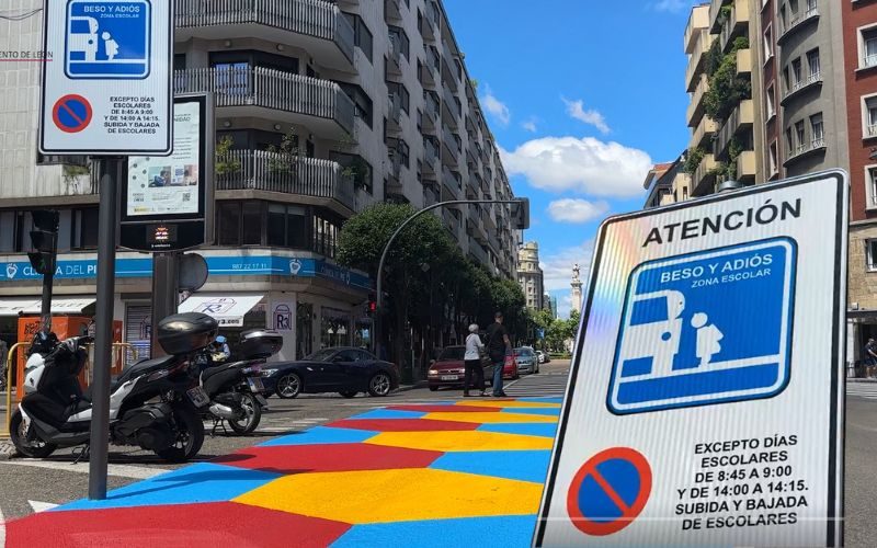 Deze Spaanse stad heeft een nieuw "kus en dag" verkeersbord