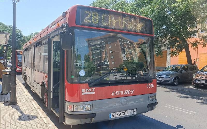 Buitenlandse toeristen achtervolgen stadsbus waarin vergeten kinderen zaten in Valencia