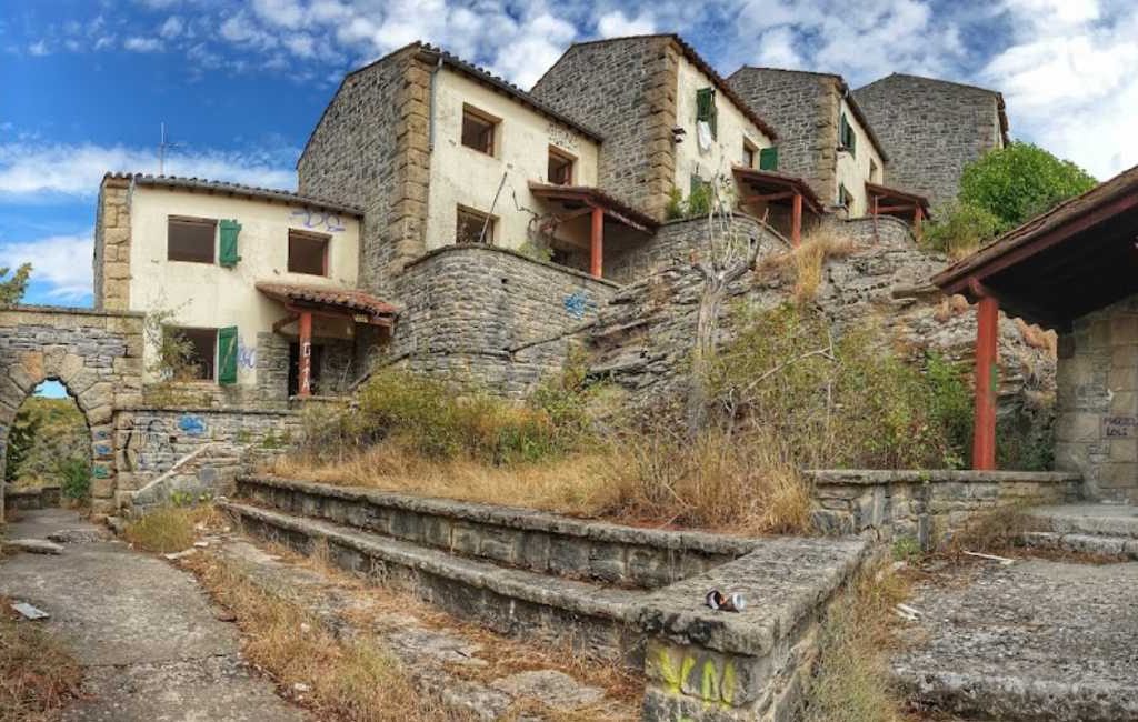 keuken Vies ding Te koop 260.000 euro: dorp met 44 woningen, school, bar, kerk en  politiekazerne in Zamora