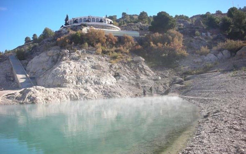 Vlak bij Granada vind je deze heerlijke gratis warm waterbronnen midden in de natuur