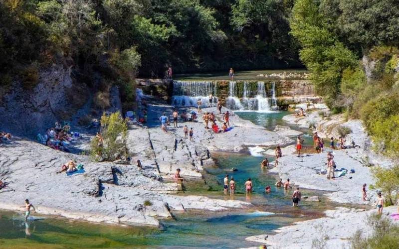 Ook de natuurlijke rivieren in de Pyreneeën van Aragón zijn overspoeld door massatoerisme