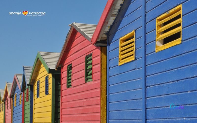 Stranden van Elche krijgen gekleurde strandhuisjes om Instagrammers aan te trekken