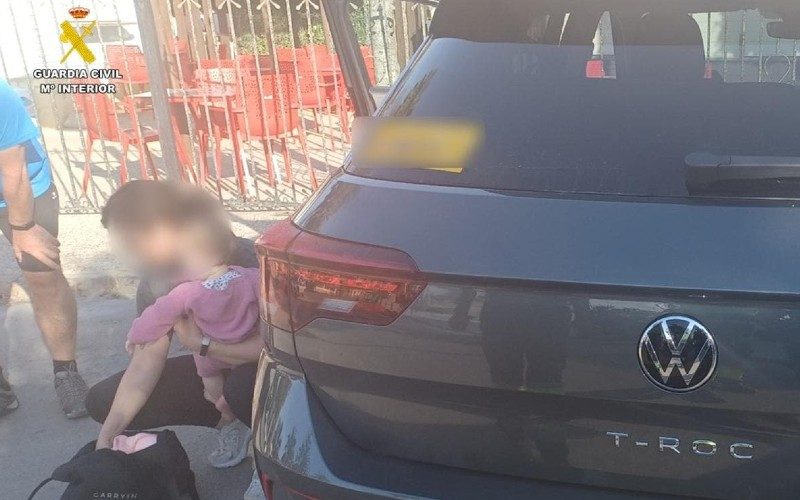 Belgische moeder vergeet baby en sleutels in haar auto in Torrevieja