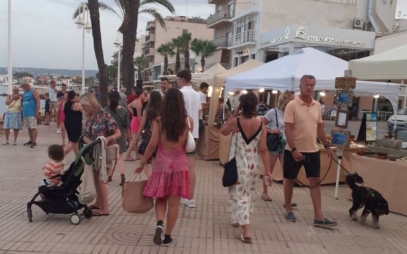 De zomer-kunstmarkt in de haven van Jávea: weer eens iets anders!